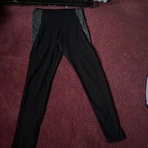 Black leggings with some gray on the sides